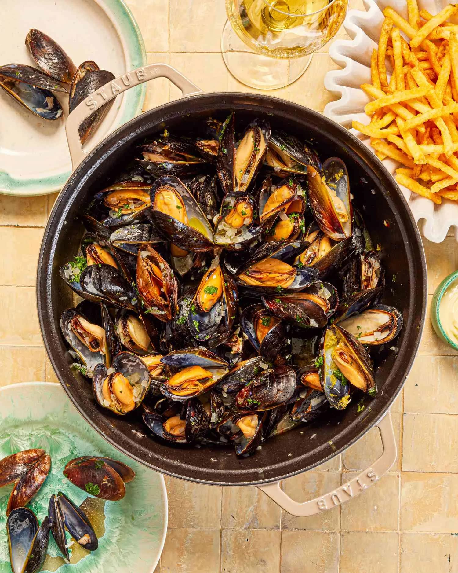 Moules-frites (mussels with fries)