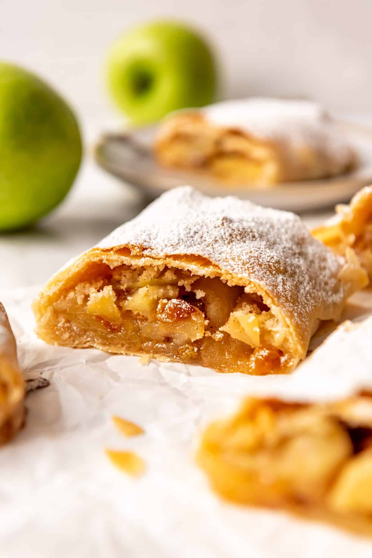 Apfelstrudel (apple strudel)