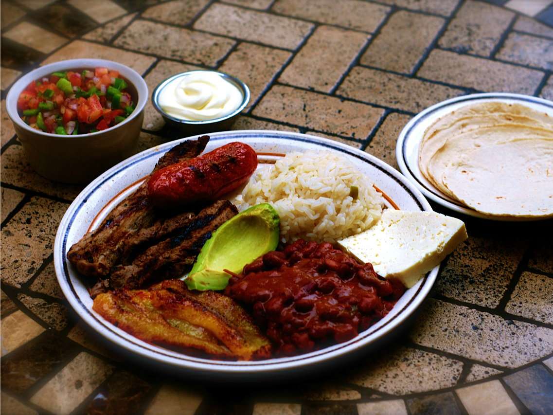 Plato típico (typical Honduran plate with rice, beans, and meat)