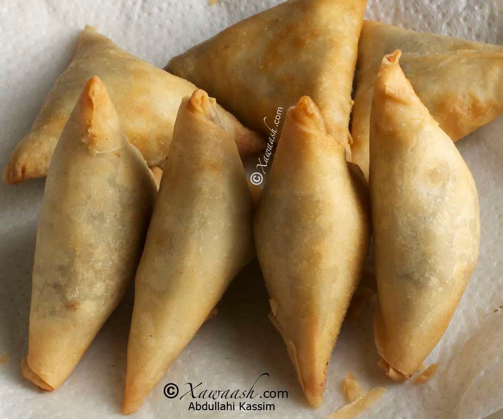 Sambuusa (stuffed pastry)