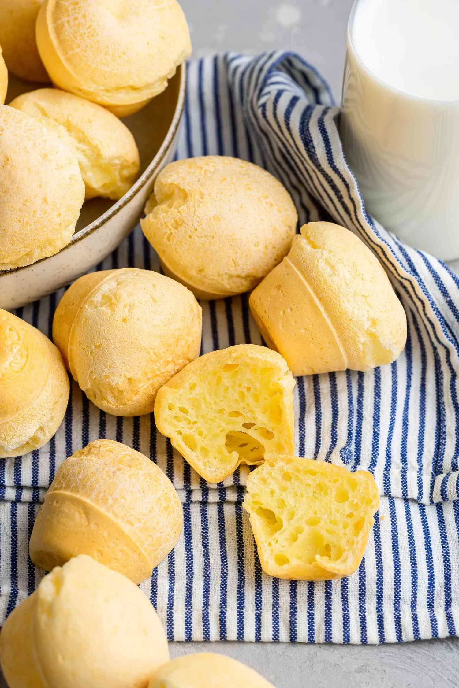 Pão de queijo (cheese bread)