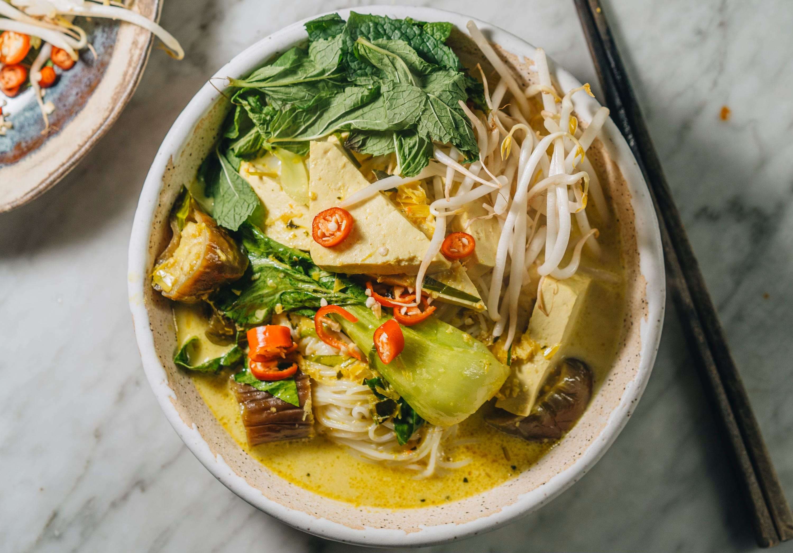 Nom banh chok (rice noodle soup)